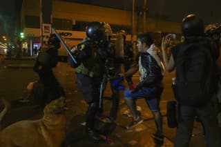 Policajt a demonštrant počas kolízie na protivládnom proteste v Lime.