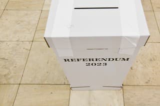Príprava hlasovacej miestnosti pred otvorením v rámci referenda 2023 v Starej Turej. 