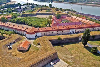 Objekt niekdajšej pevnosti je jediný na Slovensku i v Česku, v ktorom sa V pevnosti dá ubytovať.