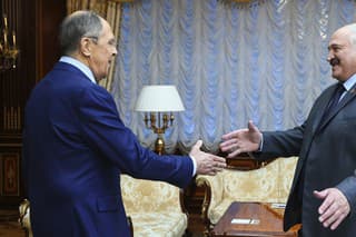 Ruský minister zahraničných vecí Sergej Lavrov (vľavo) a bieloruský prezident Alexander Lukašenko sa vítajú počas stretnutia v Minsku vo štvrtok 19. januára 2023.