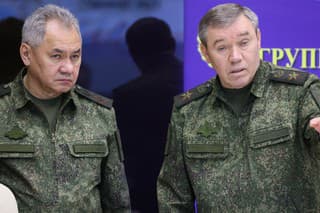 Na archívnej snímke zo 17. decembra 2022 ruský minister obrany Sergej Šojgu (vľavo) a náčelník ruského generálneho štábu Valerij Gerasimov.