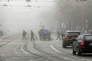 Na celom území Slovenska si treba dávať pozor na hmlu.