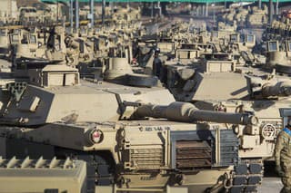 Na archívnej snímke z roku 2016 vojak prechádza okolo tankov typu M1 Abrams v Colorado Springs.