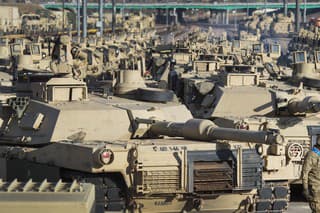 Na archívnej snímke z roku 2016 vojak prechádza okolo tankov typu M1 Abrams v Colorado Springs.