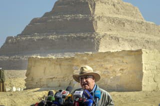 Egyptský archeológ Zahi Hawass, riaditeľ egyptského výskumného tímu, informuje médiá počas tlačovej konferencie na mieste Džoserovej stupňovitej pyramídy v Sakkáre.