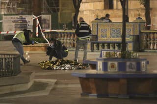 Policajti stoja vedľa tela muža v španielskom meste Algeciras 25. januára 2023. Pri útoku muža s mačetou v dvoch kostoloch v juhošpanielskom meste Algeciras zahynul kostolník a štyria ľudia vrátane kňaza utrpeli zranenia