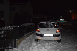 Opitý vodič z Lendaku narazil do kopy snehu a auta.