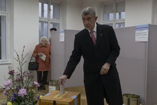 Český prezidentský kandidát Andrej Babiš vkladá obálku s hlasovacím lístkom do volebnej schránky.