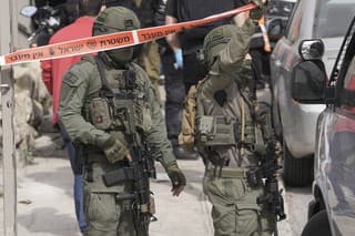 Izraelskí policajti zabezpečujú miesto streľby vo východnom Jeruzaleme 28. januára 2023. 