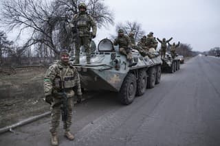 Ukrajinskí vojaci sa pred odchodom do frontovej línie v Doneckej oblasti.