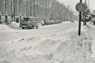 Január 1987: Ulica Juraja Fábryho bola zasypaná snehom tak, že sa haldy týčili aj na chodníku. Dnes je bez vločky.