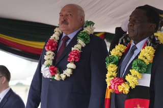 Bieloruský prezident Alexander Lukašenko (druhý sprava) a prezident Zimbabwe Emmerson Mnangagwa (vpravo) pózujú na medzinárodnom letisku v Harare.