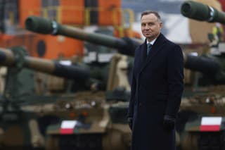 Poľský prezident Andrzej Duda a minister obrany v utorok (6.12.) privítali prvú dodávku tankov a húfnic z Južnej Kórey.