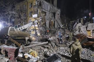 Záchranári odstraňujú trosky obytnej budovy po zasiahnutí ruskou raketou 2. februára 2023 v ukrajinskom meste Kramatorsk.