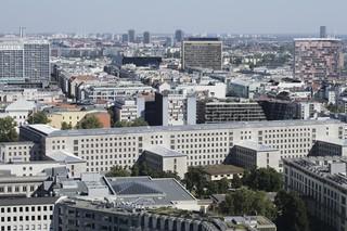 Berlín, v popredí dlhá budova Ministerstva financií.