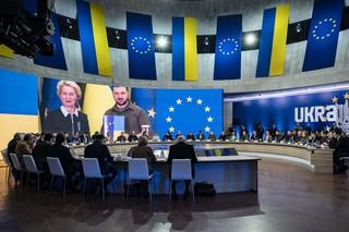Predsedníčka Európskej komisie (EK) Ursula von der Leyenová a ukrajinský prezident Volodymyr Zelenskyj sú na veľkoplošnej obrazovke počas summitu EÚ-Ukrajina v Kyjeve.