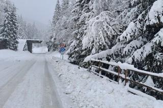 Policajti sú kvôli snehovej kalamite na strednom Slovensku v teréne od skorého rána.