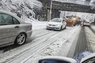Vozidlo údržby počas sneženia v Bratislave.