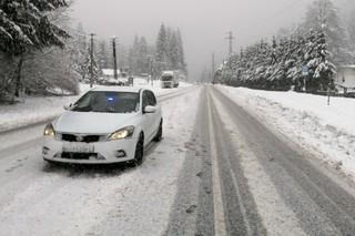 Policajti sú kvôli snehovej kalamite na strednom Slovensku v teréne od skorého rána.