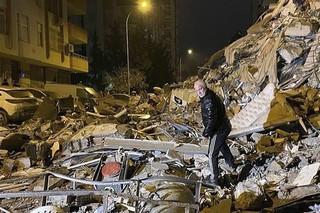 Nočné otrasy s magnitúdou 7,8 zničili mnohé budovy na oboch stranách turecko-sýrskej hranice.