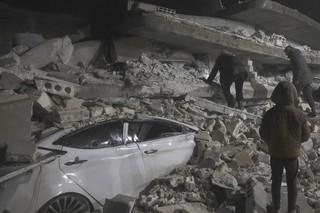 Miestny obyvateľ prehľadáva trosky budovy, ktorá sa zrútila v meste Azmarin v provincii Idlib na severe Sýrie.
