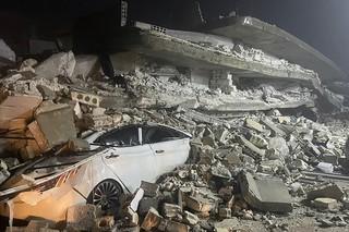 Turecko zasiahlo zemetrasenie magnitúdou 7,8, hlásia najmenej 100 obetí.