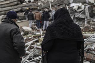 Zemetrasenie o sile 7,8 stupňa, ktoré zasiahlo v pondelok ráno Turecko a susednú Sýriu, zničilo veľké množstvo budov