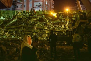 Turecko a Sýriu zasiahlo silné zemetrasenie. Obete počítajú v tisícoch.