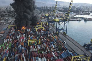 Hustý čieny dym stúpa k oblohe z horiacich kontajnerov v zemetrasením postihnutom prístavnom meste Iskenderun na juhovýchode Turecka.
