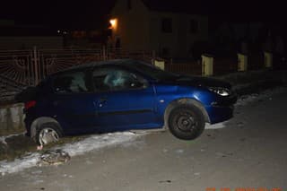Vodič s vyše 1,8 promile narazil v Trebeľovciach do zaparkovaného auta