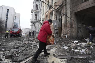 Majitelia obytnej budovy v Charkove, na ktorú dopadli ruské rakety.
