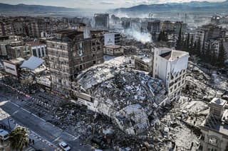 V Turecku sa zrútilo viac ako 6 000 budov.