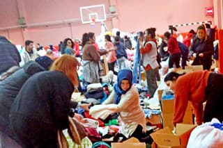 Zbieranie pomoci v Manise na západe Turecka