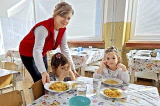 Vedúca školskej jedálne Ingrid Matúzová je rada,že išli hore aj dotácie na obedy. Doteraz vraj museli doslova čarovať.