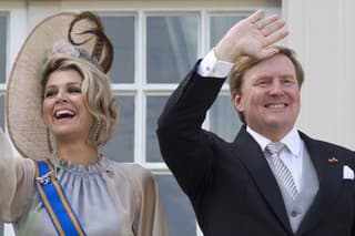 Na archívnej snímke z 18. septembra 2018 holandský kráľ Viliam Alexander a kráľovná Maxima mávajú z balkóna kráľovského paláca v Haagu.