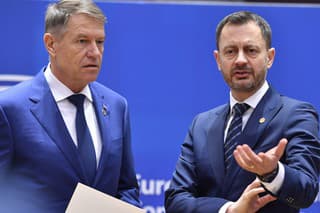 Slovenský premiér Eduard Heger (vpravo) a rumunský prezident Werner Ioannis počas rokovania za okrúhlym stolom v rámci mimoriadneho summitu lídrov členských krajín EÚ v Bruseli.