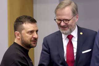 Zľava ukrajinský prezident Volodymyr Zelenskyj a český premiér Petr Fiala (vpravo).