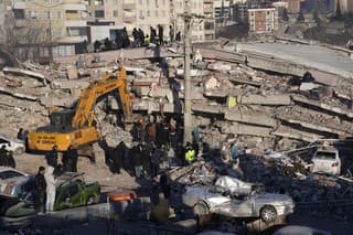 Ľudia a záchranári prehľadávajú trosky zrútenej budovy v meste Kahramanmaras na juhu Turecka.
