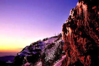 Turista Viliam zachytil nádherný a mrazivý západ slnka na vrchu Kľak (1352m).