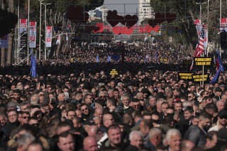 Tisícky ľudí sa zhromaždili pred vládnou budovou v albánskej metropole.