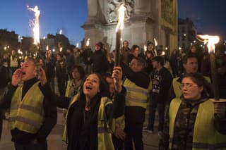 Žlté vesty sa pridali k odborárom na protestoch v Paríži.