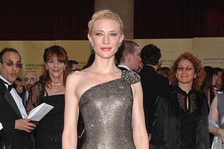 Cate Blanchett v šatách z kovovej sieťoviny. 
