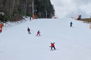 V Podbrezinách opäť funguje lyžiarske stredisko.