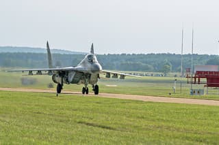 V hangároch je asi 11 stíhačiek MiG-29, ktoré už Slovensko vyradilo.
