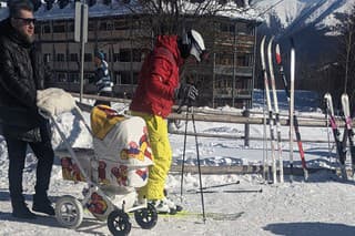 Donovaly, 12. 2. 2023, 12.30 hod. Po lyžiarskom stredisku sa Bašternák prechádza pravidelne s trojmesačným synom.