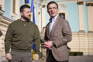 Švédsky premiér Ulf Kristersson na stretnutí s Volodymyrom Zelenským (vľavo) v Kyjeve.