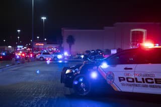 Pri streľbe v nákupnom centre v Texase zomrel človek, traja ďalší sú ranení.