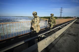 Ruské jednotky hliadkujú 20. mája 2022 v oblasti vodnej elektrárne Kachovka, prietokovej elektrárne na rieke Dneper v Chersonskej oblasti na juhu Ukrajiny. (Archívne foto)