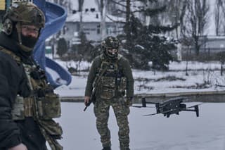 Ukrajinskí vojaci kontrolujú situáciu pomocou drona na frontovej línii počas bojov v meste Bachmut