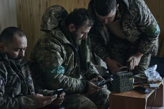Ukrajinskí vojaci prostredníctvom dronu kontrolujú situáciu v meste Bachmut v Doneckej oblasti